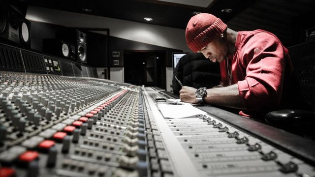 Ne-Yo-in-the-Studio-750x422.jpg