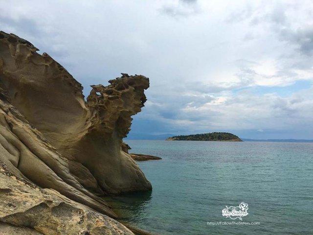 Awesome-rocks-at-talgo-beach.jpg