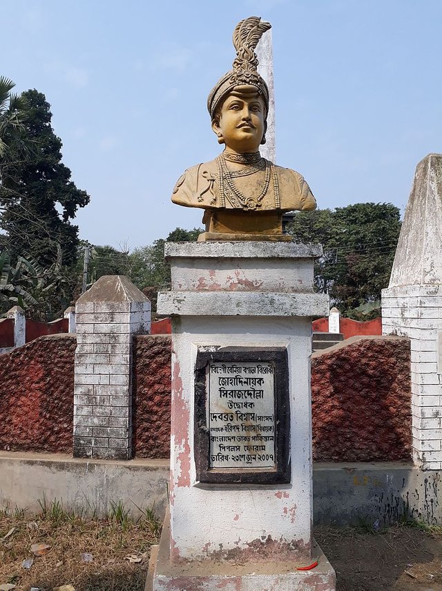 Statue_of_Siraj.jpg