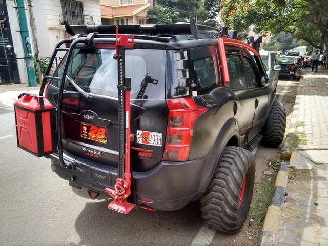 Intrepid-Mahindra-XUV500-on-Indian-roads-is-a-beast-2.jpg