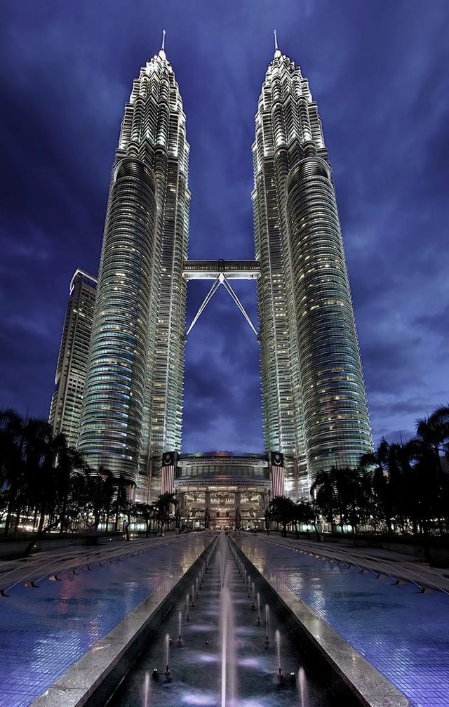 TORRES PETRONAS.jpg