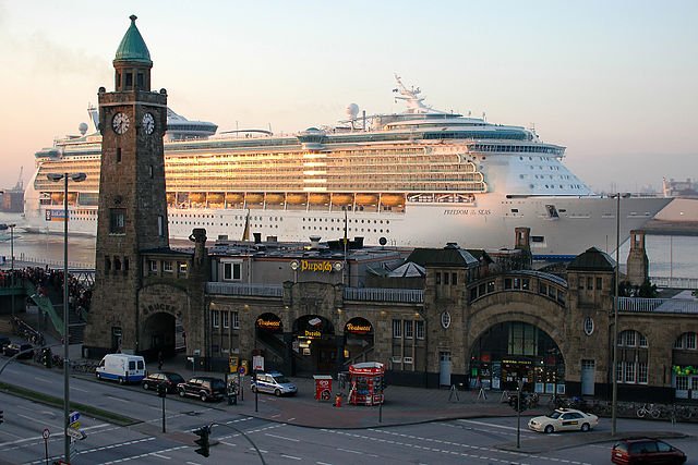 640px-Freedom-of-the-Seas--in-Hamburg.jpg