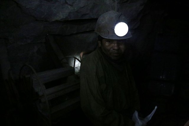 800px-Veteran_miner_in_the_Cerro_Rico_(14276599021).jpg