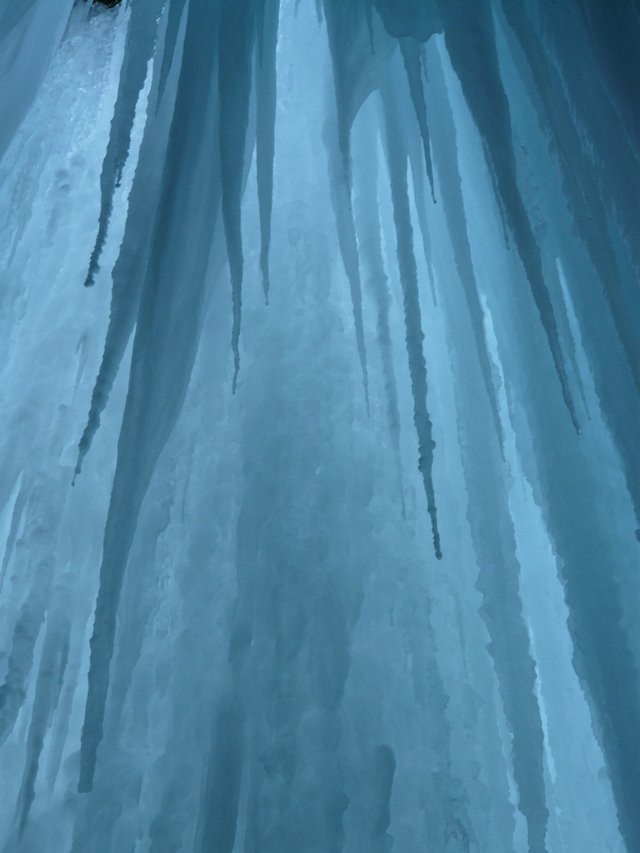ice-curtain-16576_1920.jpg