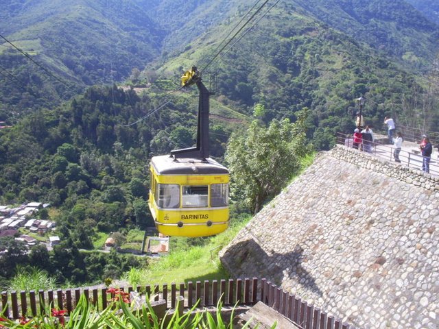 800px-Teleferico_Arribando_Estacion_barinitas.JPG