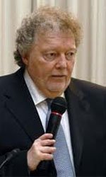 jeremy-beadle-microphone-in-hand.jpg