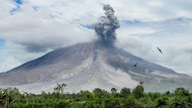 039502500_1519112019-Gunung-Sinabung-Meletus-Ini-Dampak-Kesehatan-yang-Timbul-By-DarwelShots-shutterstock.jpg