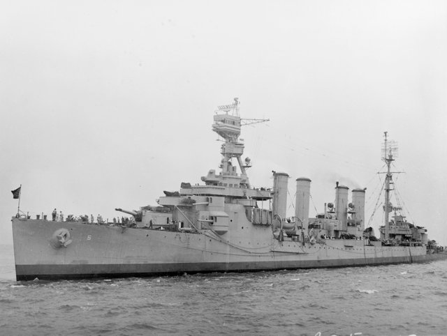 USS_Milwaukee_(CL-5)_off_New_York_City,_circa_in_August_1943_(19-N-51513).jpg