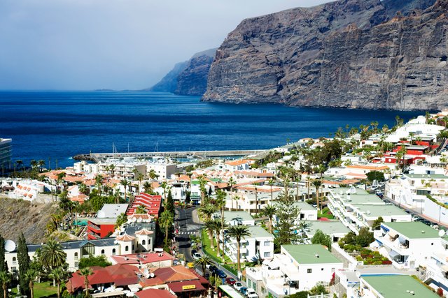 Los Gigantes Above mountain.jpg