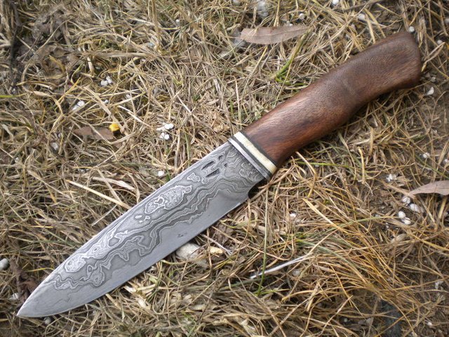 lagre_damascus_knife_with_walnut_by_hellize-d4swhwb.jpg