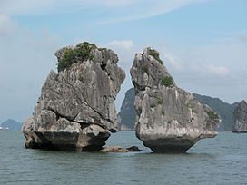 Ha_Long_bay_The_Kissing_Rocks.jpg