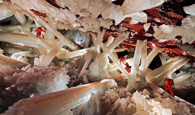 Giant-crystal-cave-in-Nacia-Mexico.jpg