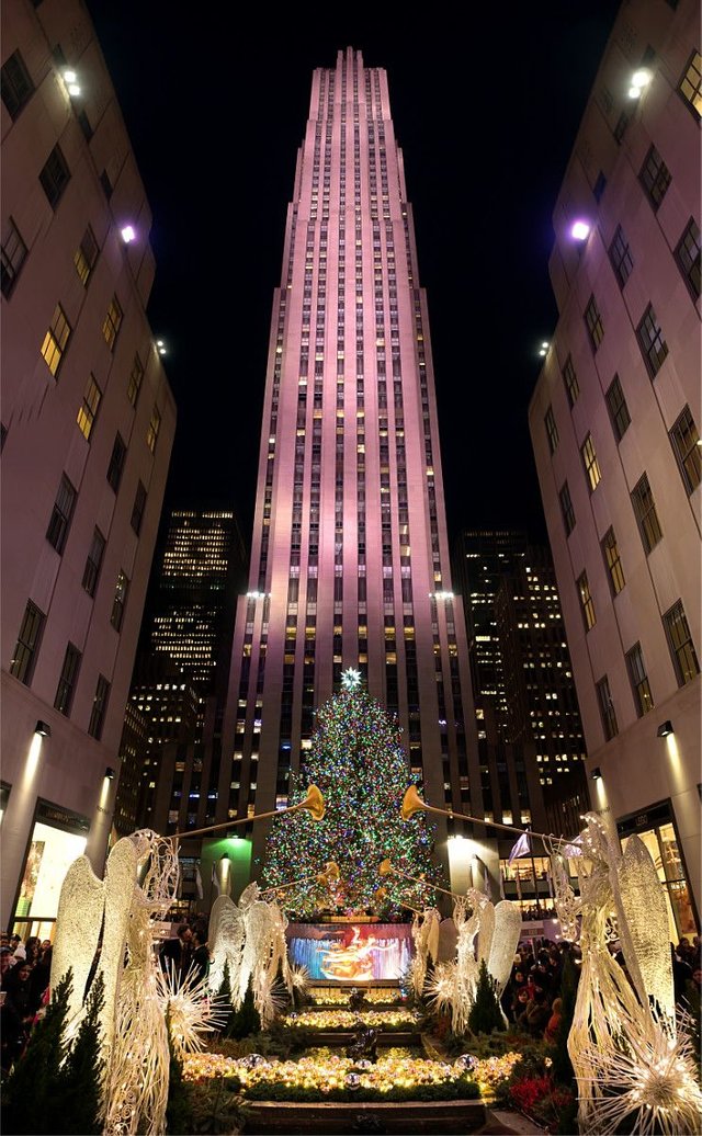 Rockefeller-Christmas-Tree-Pano.jpg