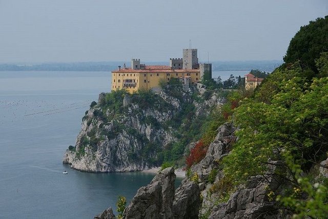 1200px-Castello_di_Duino_0904.jpg