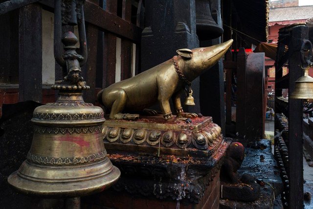 4web-at-the-gates-of-a-temple-in-thamel-kathmandu1.jpg