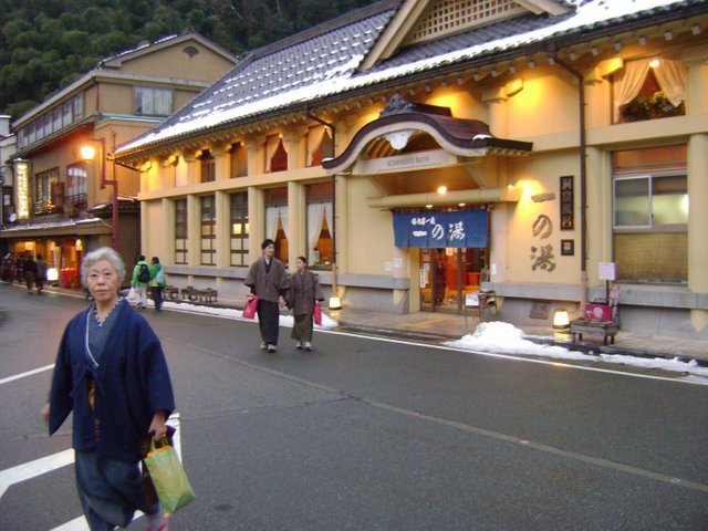 Touristen vor dem Kurbadehaus in Kinosaki.jpg