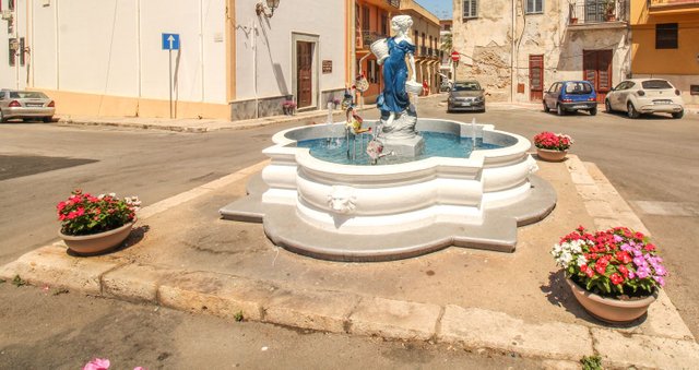 Brunnen-mit-Statue-Terrasini.jpg