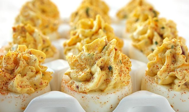 bacon-cheddar-deviled-eggs-930x550.jpg