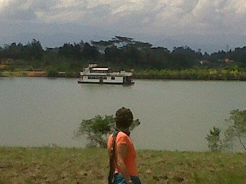 lago del club nautico acuarela y al fondo el barco Gabriel Garcia Marquez..jpg