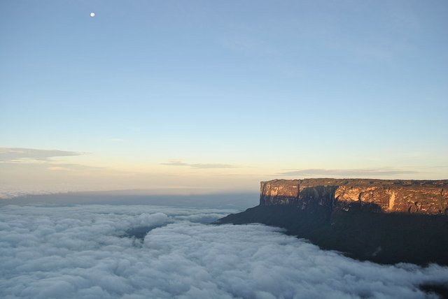 1024px-Kukenan_Tepui_&_Gran_Sabana.jpg