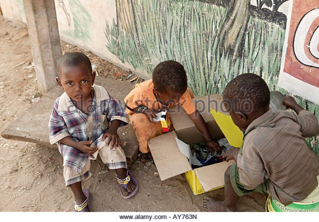 african-children-playing-with-rubbish-in-a-box-the-gambia-west-africa-ay763n.jpg