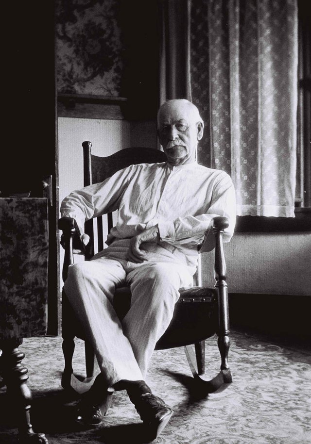 Wyatt-earp at home in LA in 1923-lg.jpg