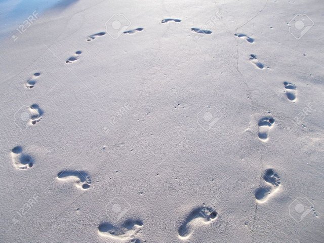 21816641-Footprints-in-circle-on-wet-beach-sand-Stock-Photo.jpg