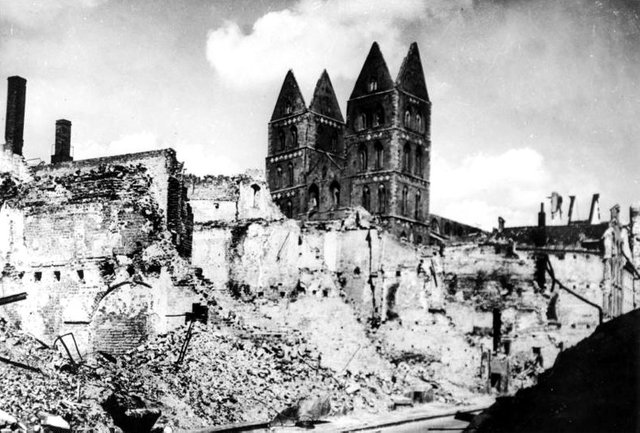 Bundesarchiv_Bild_146-2005-0054,_Lübeck,_Ruinen_um_Marien-Kirche.jpg