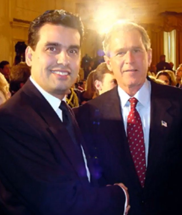 5-William-Rodriguez-and-George-W.-Bush.jpg