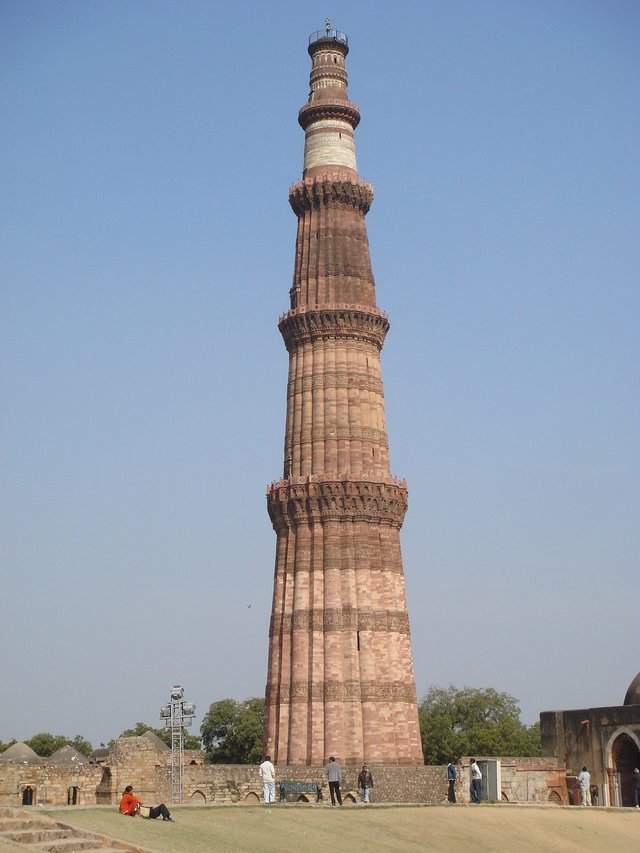 1200px-Qutb_Minar_tower.jpg