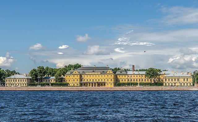 1024px-Menshikov_Palace_in_SPB.jpg