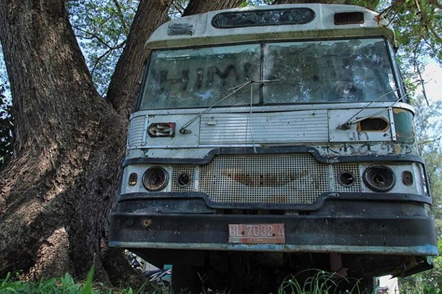 Bus-Robur-Hino-Japan-bernomor-polisi-BL-7032-A-mati-plat-kendaraan-Maret-2004-768x512.jpg