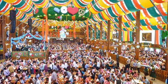 München_Schützen-Festzelt_Oktoberfest_2012_01.jpg