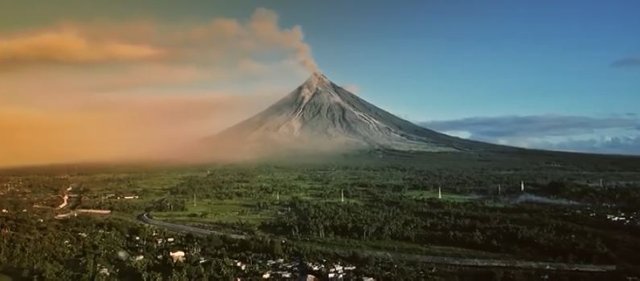 erupting mayon volcano.JPG