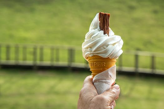ice-cream-cone-melting-hot-ice-cream-scoop-161420.jpeg