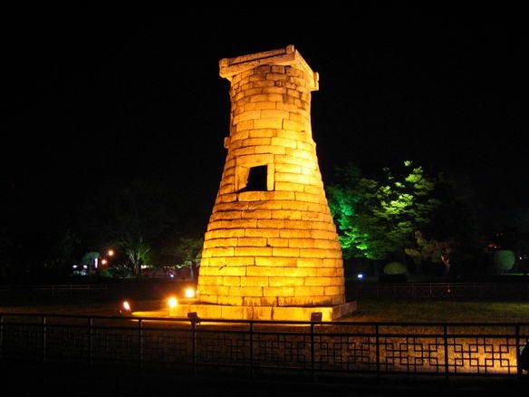 Korea-Gyeongju-Cheomseongdae_at_night-01.jpg