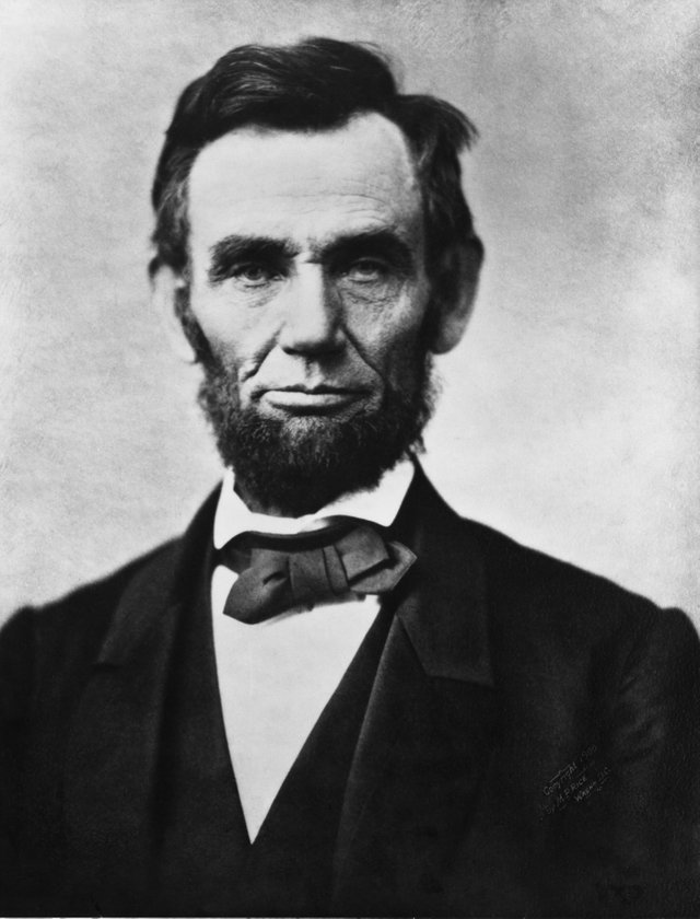 Abraham_Lincoln_head_on_shoulders_photo_portrait.jpg