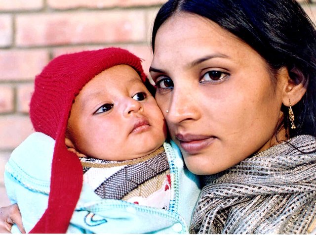 close-up-faces-of-young-mother-with-her-baby.jpg