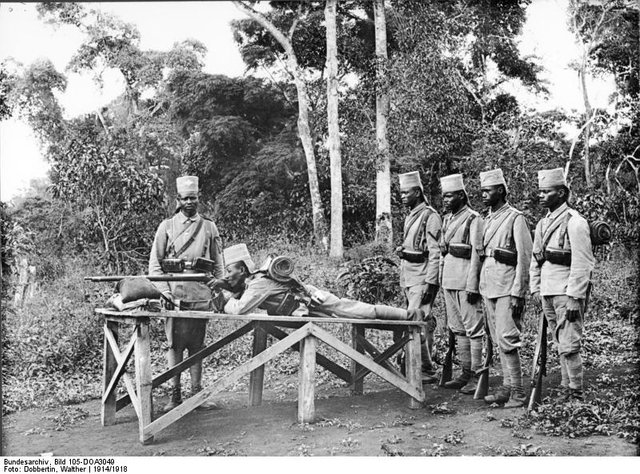 Bundesarchiv_Bild_105-DOA3049,_Deutsch-Ostafrika,_Askari_beim_Übungsschießen.jpg