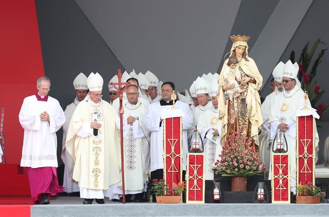 El-papa-Francisco-oficia-misa-en-Villavicencio-Colombia.-EFE.jpg