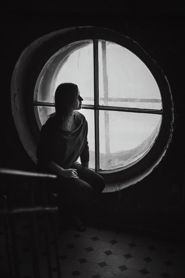 silhouette-light-black-and-white-woman-white-photography-window-female-portrait-reflection-darkness-black-monochrome-lady-lighting-circle-photograph-image-shape-monochrome-photography-1397795.jpg