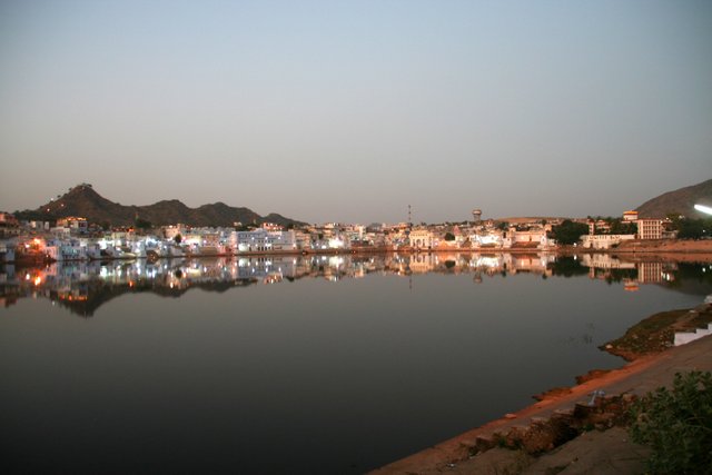 Evening_lights_by_the_Pushkar_Lake_Pushkar.jpg