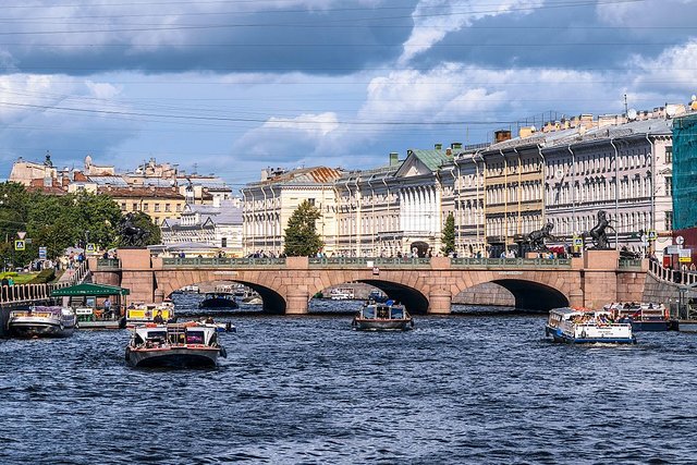 1024px-Anichkov_Bridge_SPB.jpg