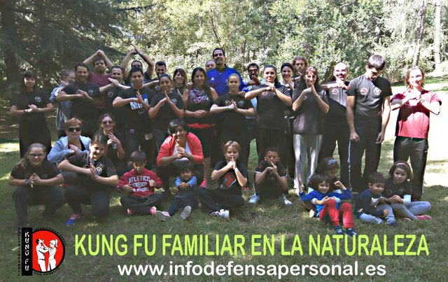 FOTO GRUPO KUNG FU AL AIRE LIBRE.jpg