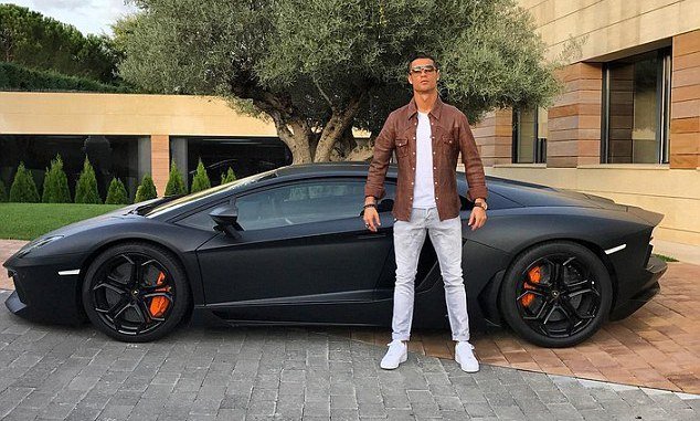 ronaldo-lavish-Aventador-Lamborghini.jpg