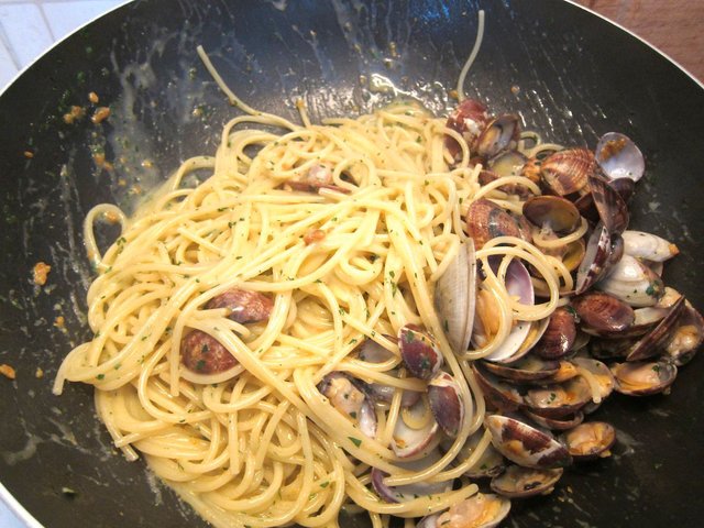 Spaghetti+vongole+e+bottarga+-+saltare+in+padella.JPG