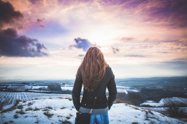 chica-mirando-el-paisaje-de-invierno_385-19323248.jpg