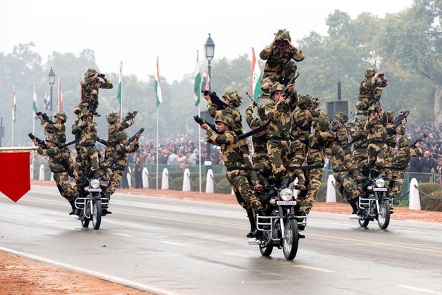Members_of_the_India's_Border_Security_Force_Dare_Devils_during_the_2015_Republic_Day_Parade_in_New_Delhi.jpg