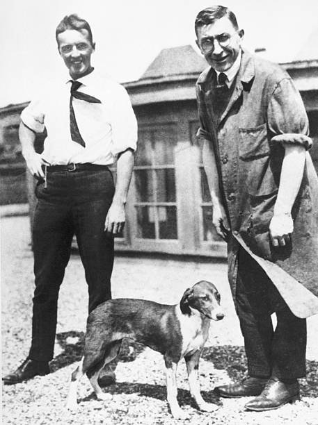 charles-best-and-frederick-g-banting-on-roof-of-medical-building-of-picture-id515505244.jpg