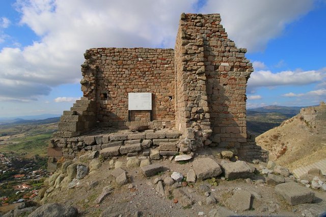 Athena Tempel Bibliothek Pergamon.jpg